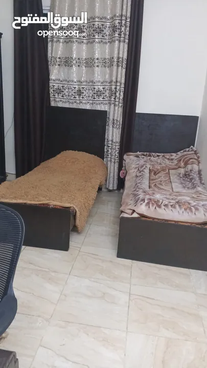 شقة للبيع في مخيم الزرقاء قرب المجمع الجديد مكونة من غرفتين وصالون وساحة خارجية مبلطة بالكامل البيت