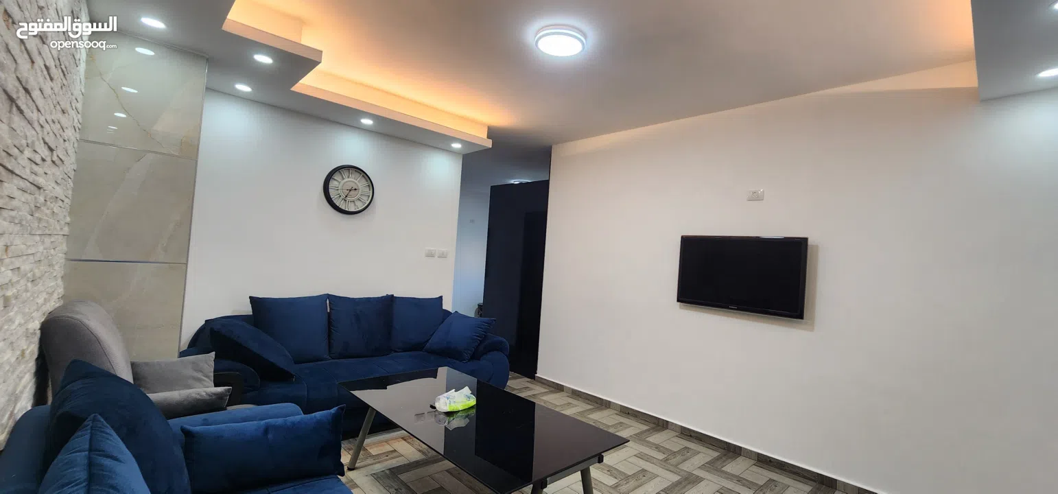 شقة وسط البلد قريبة من جميع الخدمات الشقة مكونة من غرفتين وصالون وحمامين ومطبخ وبرندة