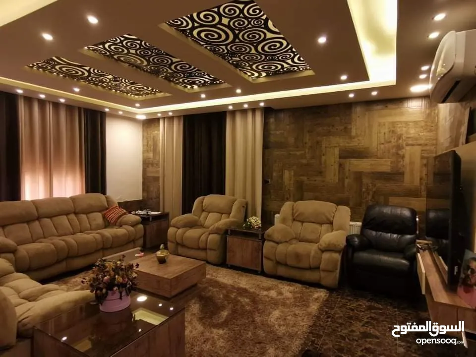 من المالك مباشره - الفحيص - روف اربع غرف ماستر مع طله بانوراميه