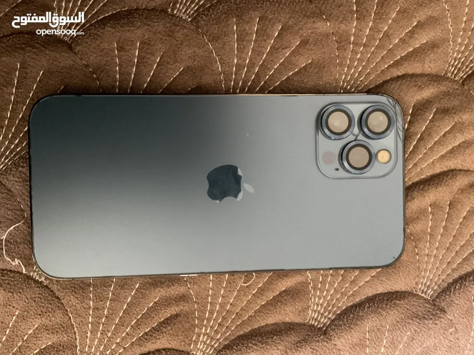 iPhone 12 promax 256 بطارية 87 شاشتو فيها شعر والضهر من عند الكاميرات مشعور الجهاز بحالة ممتازة
