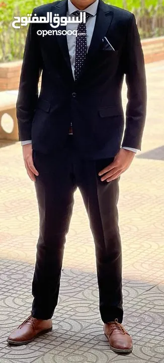 بدلة رجالي لون اسوود خامة تركي ممتازة جدا للإيجار او البيع