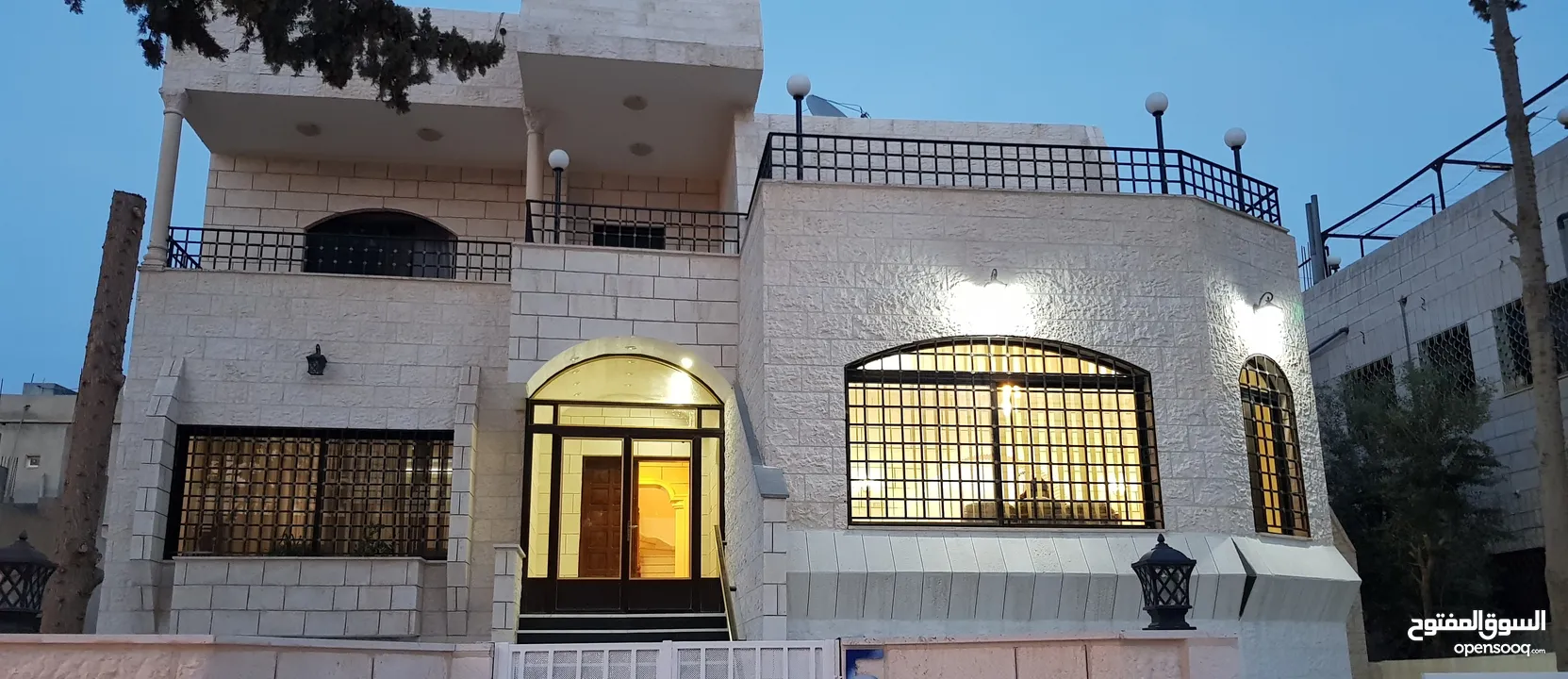 منزل (فيلا) مستقلة استثنائية بموقع مميز مكونة من ثلاث طوابق للبيع بسعر مغري
