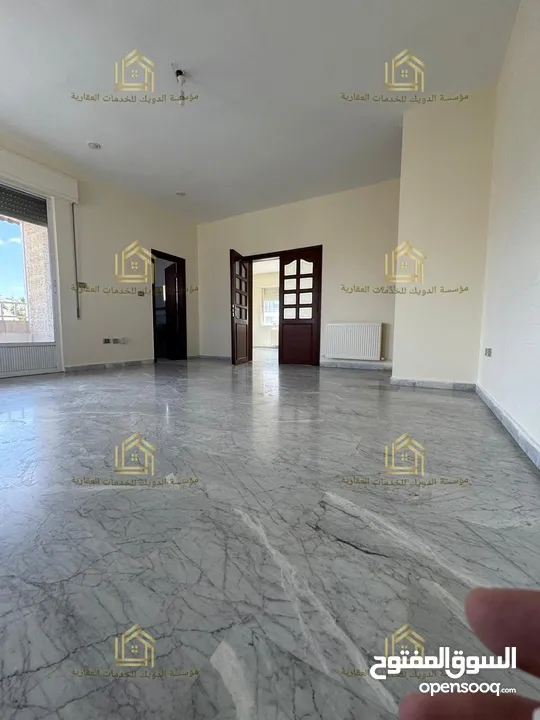 شقة طابقية - ام أذينة - 3نوم - 220م - مطلة - قريبة من الخدمات العامة