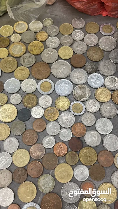 عملات اجنبية وطوابع قديمة