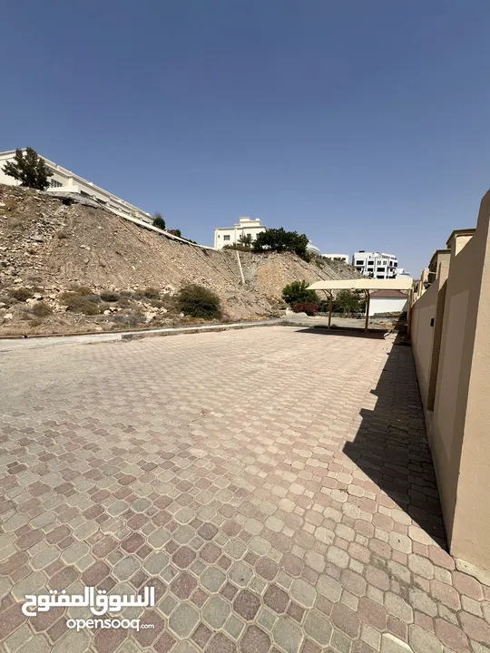 للبيع فيلا مميزة كورنر في بوشر قريب المدرسه الامريكيه 4 غرف نوم وصالتين وحوش واسع