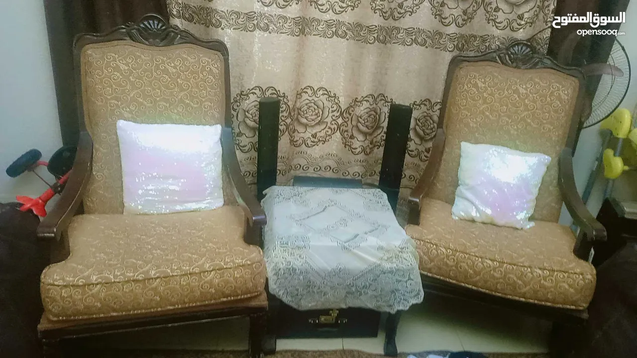 طقم كنب مستعمل بحالة جيدة 9 مقاعد و طاولة السفرة مع 4 كراسي