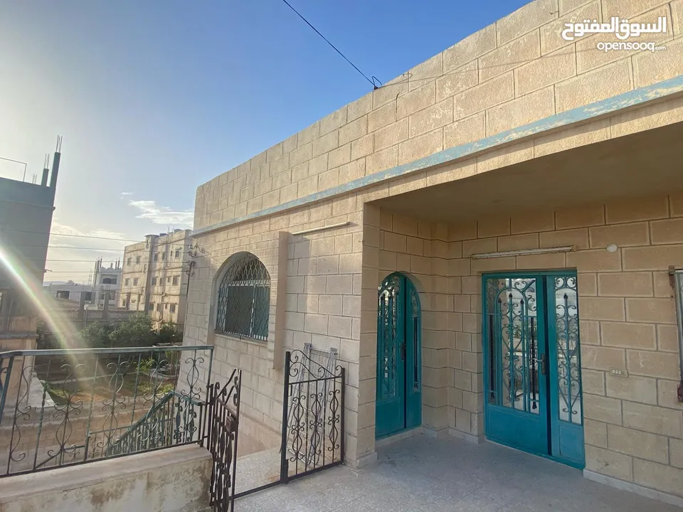 منزل مستقل طابقين مع ارض وحديقة مساحة الارض 1000 متر مربع . للتواصل واتساب : +905364503647