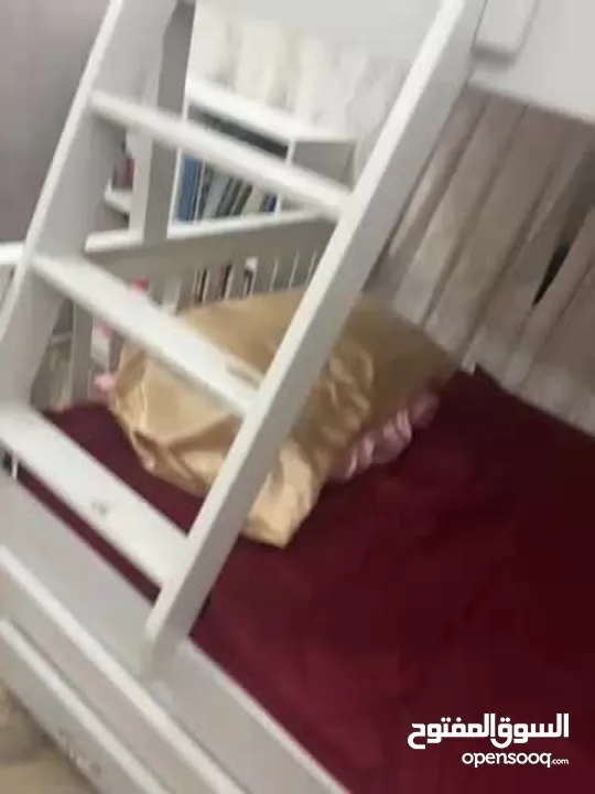 تخت ثلاث طوابق مستعمل في حالة جيدة