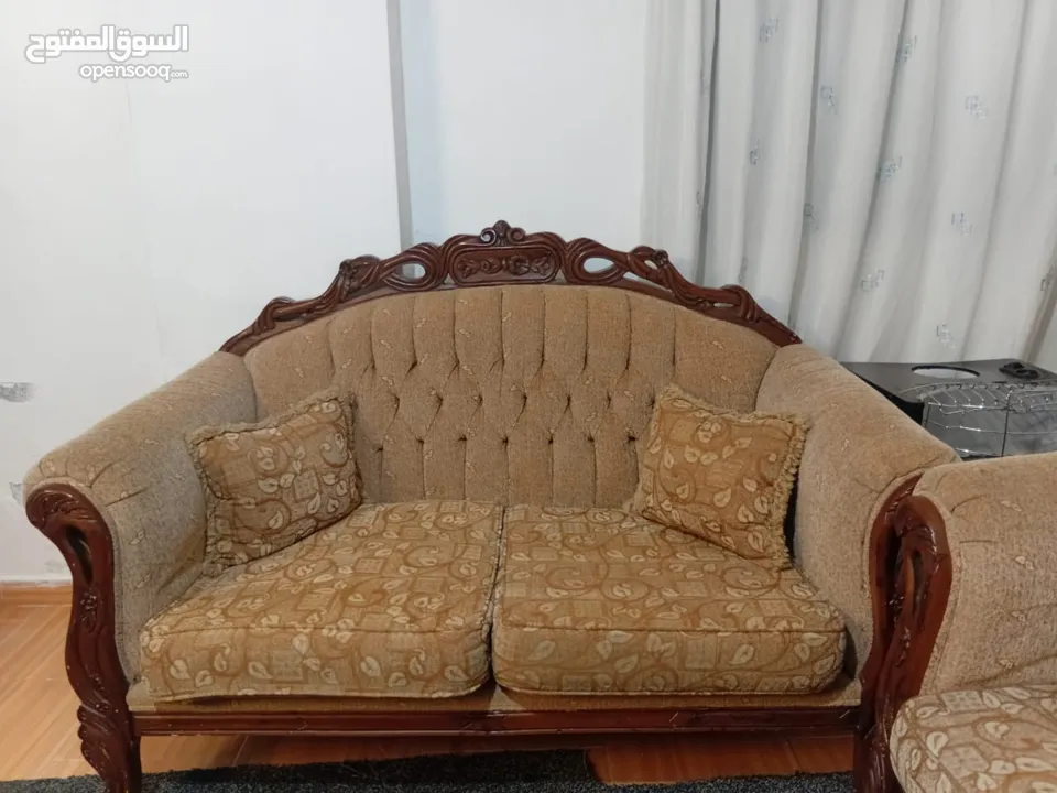 طقم كنب مستعمل بحالة جيدة للبيع بداعي السفر