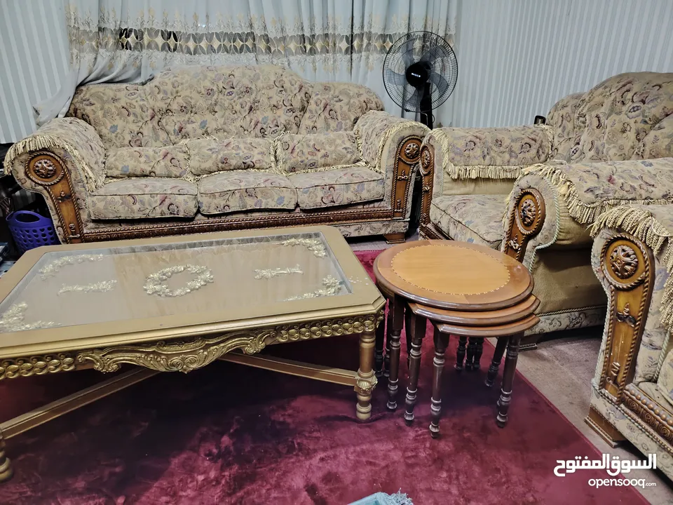 أثاث غرفة جلوس كامل (طقم كنب +طاولة صالون +3 طاولات صغيرة) بحالة جيدة جداً بسعر مغري