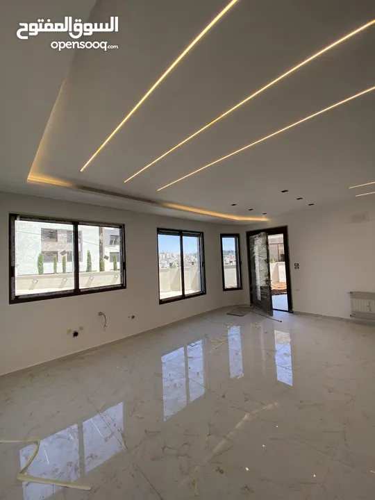 شقة فاخرة شبة ارضية 250م داخلي و 200م خارجي في اجمل مناطق طريق المطار قرية النخيل 4 غرف نوم 2 ماستر