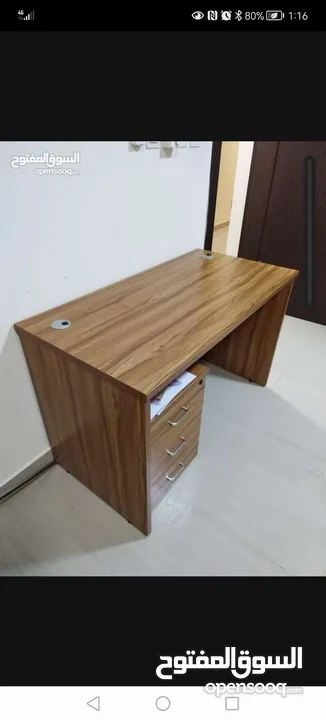 للبيع طاولة مكتب شبه جديدة من دون كرسي