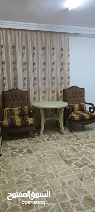 كنب مستعمل طاولة مع بترينه غرفه نوم