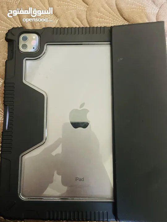 iPhone 12 promax 256 بطارية 87 شاشتو فيها شعر والضهر من عند الكاميرات مشعور الجهاز بحالة ممتازة