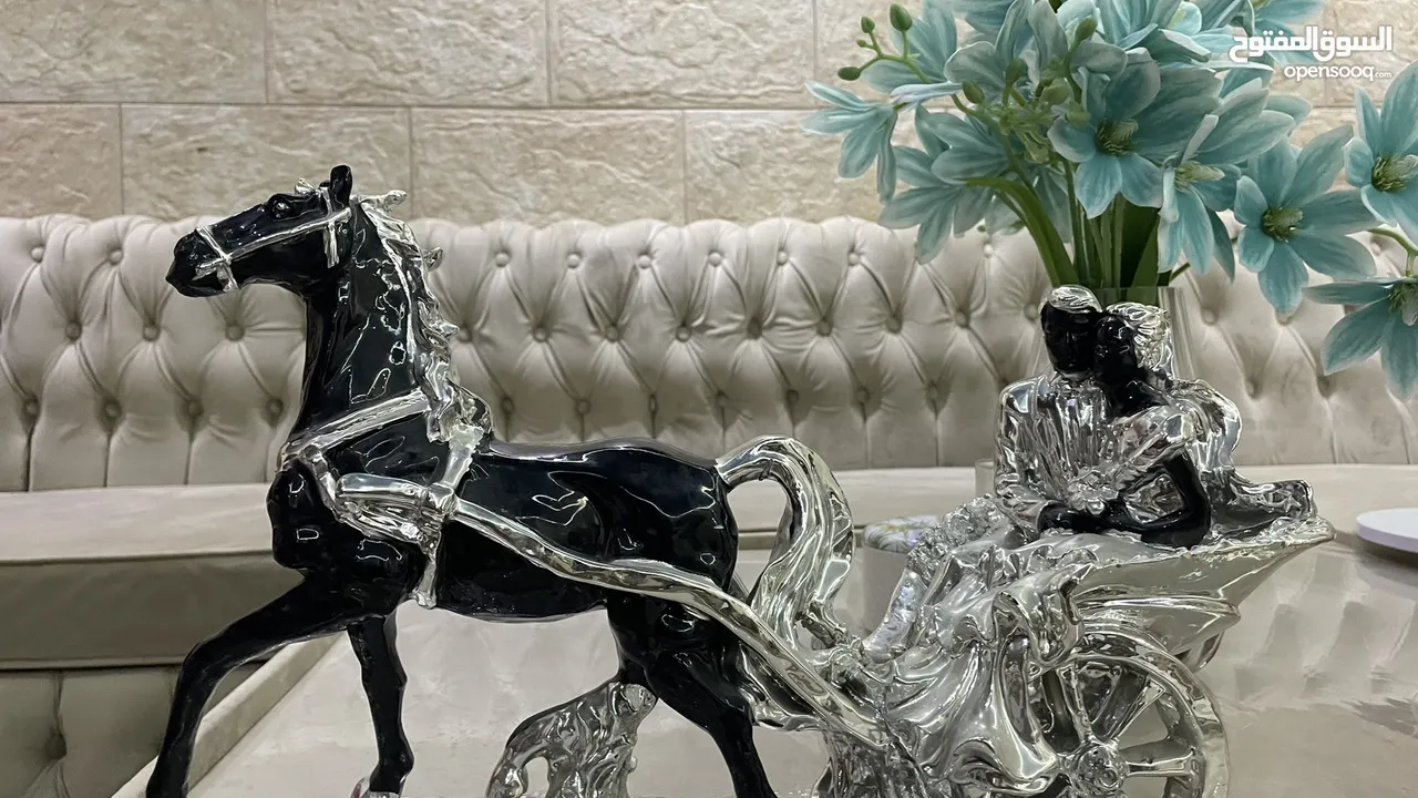 مسجم فاخر منزلي مستعمل للبيع — مجسّم فاخر لحصان وعربة كلاسيكية – قطعة ديكور أنيقة