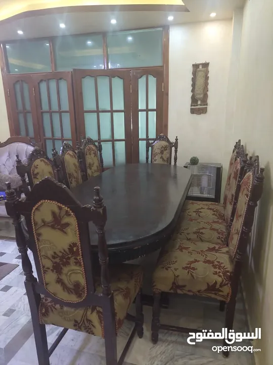 طاولة سفرة من الخشب القديم مع 8 كراسي