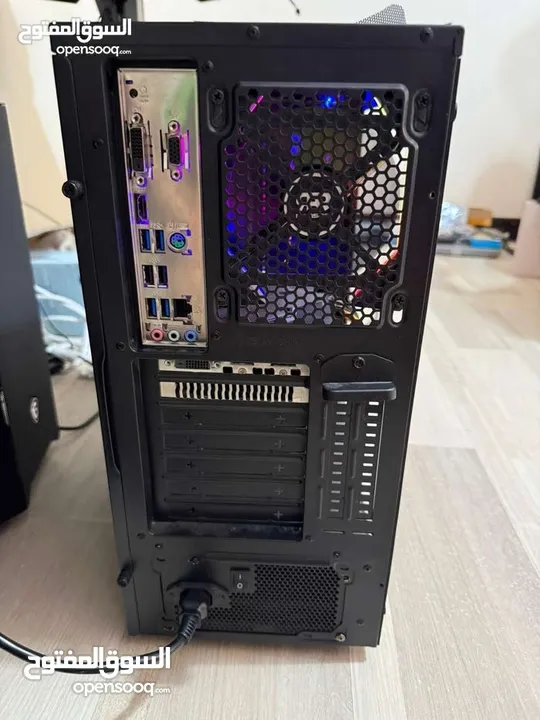 مع الشاشة وماوس وكيبورد