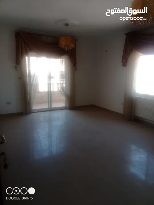 شقة للبيع طابق ثالث مع روف