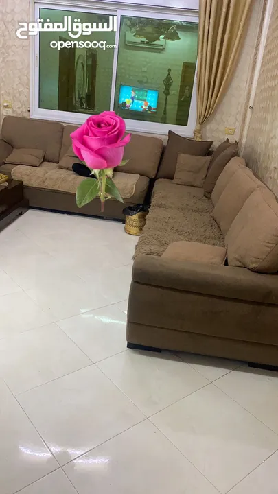كنب لف جلوس  وطاولة وسط مستعمل بحالة جيدة جدا