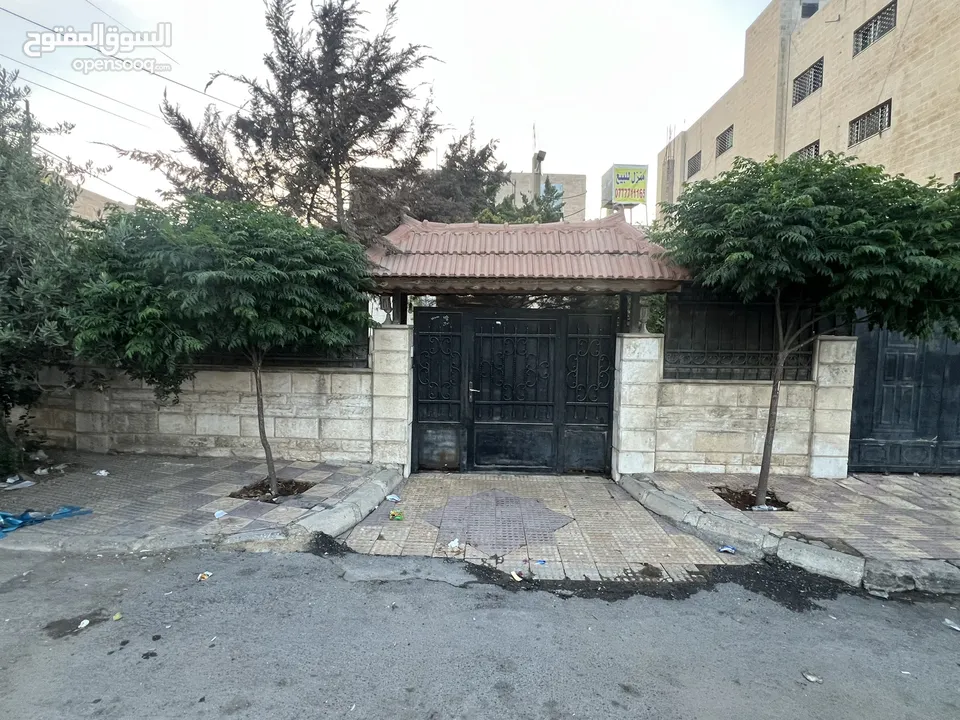 منزل مميز للبيع((مرخص تجاري))الزرقاء حي الجندي ارض550م البناء 200م عداد كهرباء2 عداد مياه2
