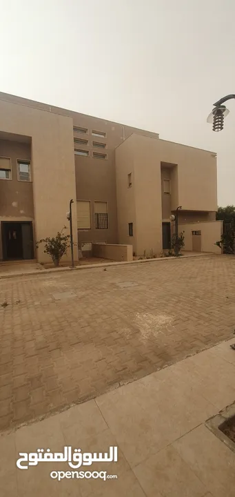 اربع فيلات سكنية جنب بعضهم للإيجار في مدينة طرابلس منطقة عين زارة طريق هابي لاند وجامع بلعيد