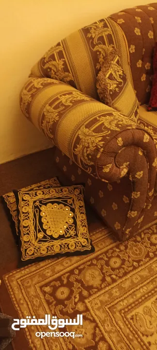 طقم غرفة ضيوف 7 مقاعد بحالة جيدة ليس بحاجة لشئ اسفنج ممتاز وقماش ولا مزع ولا اهتراء خشب ممتاز