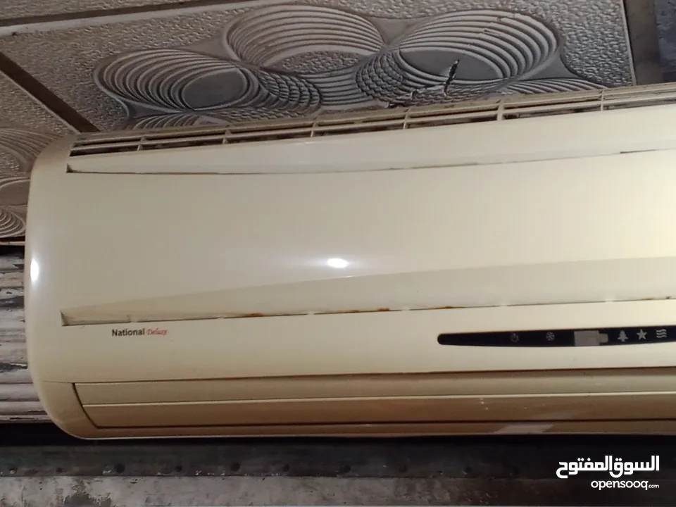 ماكنة مشروبات ساخنه قهوة ونسكافيه وهوت شوكليت وكابتشينو بحالة ممتازة  مكيف طن ونص عادي ومظلية 4*3