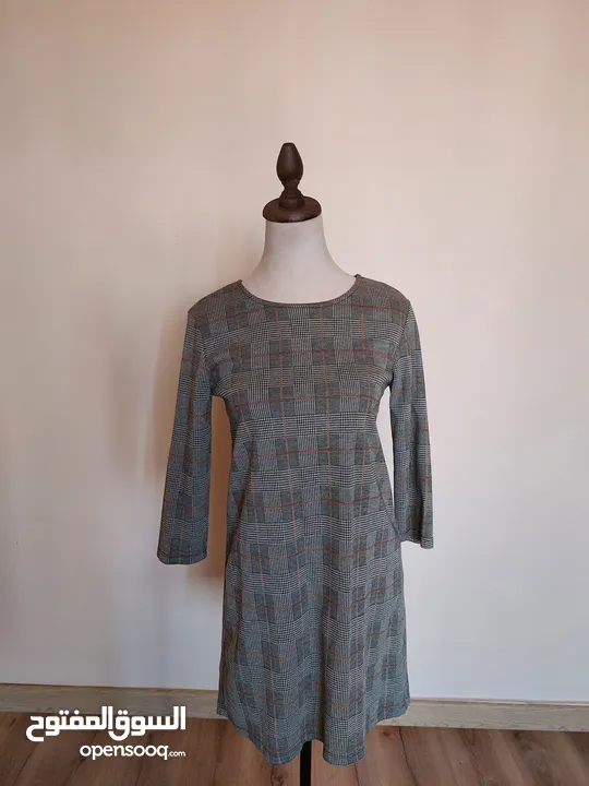 عدة فساتين جديدة و ماركات اسعارها من 10-12 دينار.