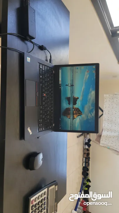 جهاز لاب توب LENOVO بحالة الوكاله مع شاحن وحقيبه وماوس ولوحة مفاتيح اضافيه .