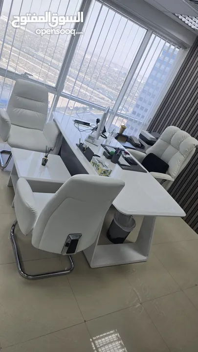 مكتب مدير شبه جديد للبيع مع مكاتب موظفين Offices Tables furniture for sale