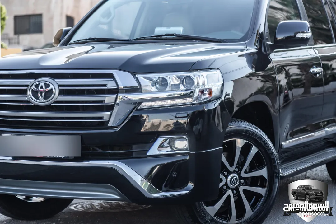 Toyota Land Cruiser 2017 Gx-r V8  السيارة بحالة الوكالة و قطعت مسافة 141,000 كم   اللون : اسود