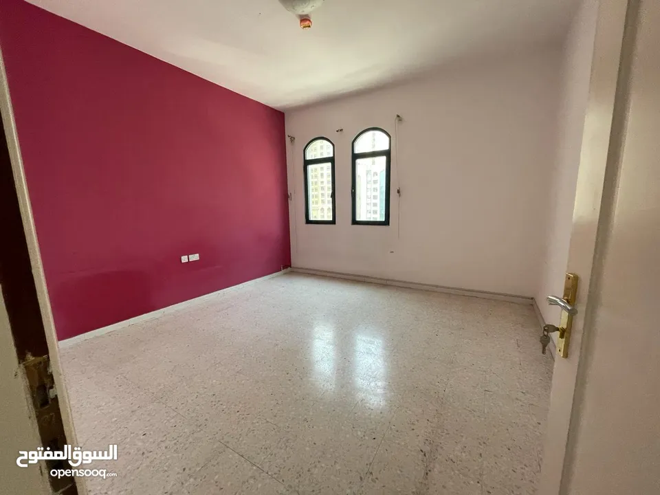 (محمود سعد) شقة للايجار السنوى 3 غرف و صالة مع غرفة خدامة المجاز اطلالة بحرية  -تكييف مجاني