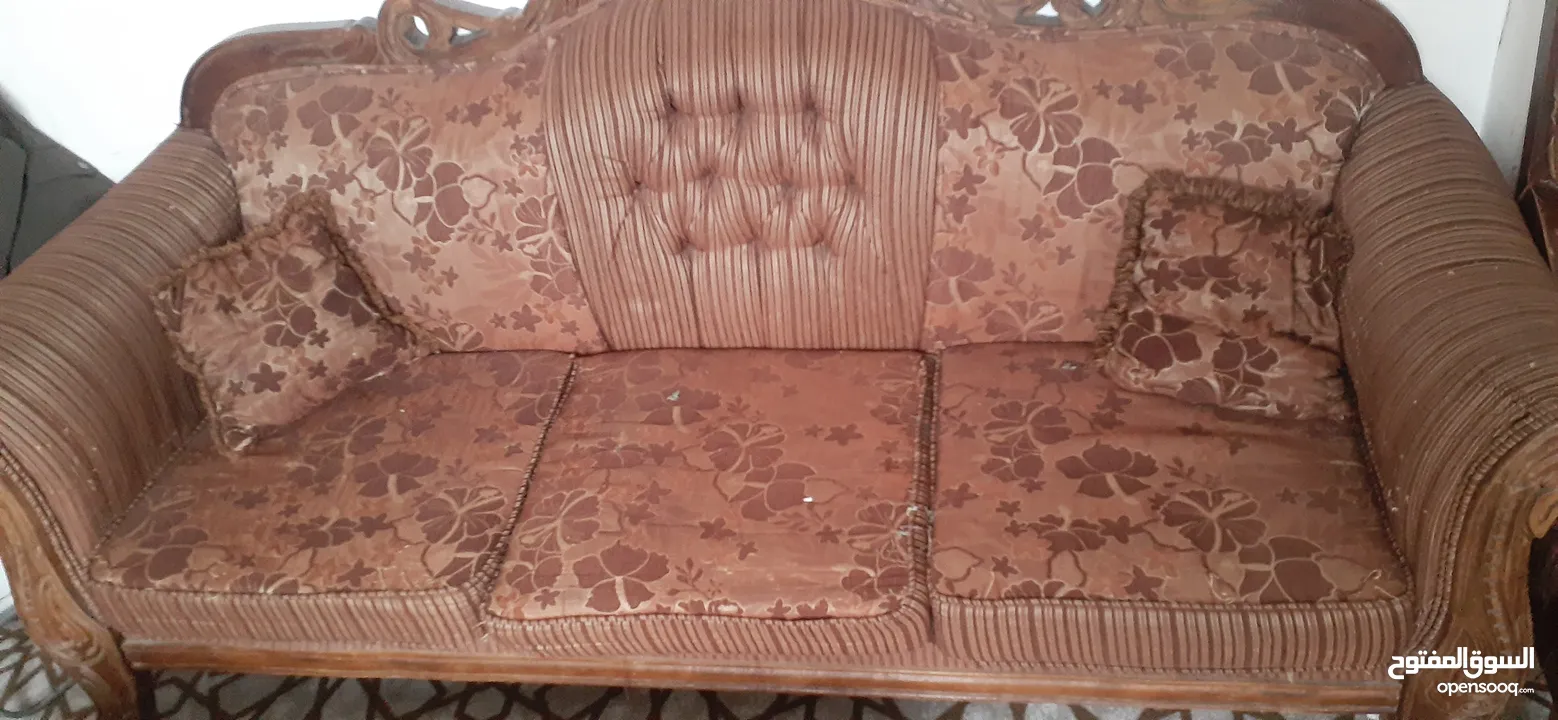 طقم كنب 7مقاعد وطقم طربيزات 2صغير و1كبير