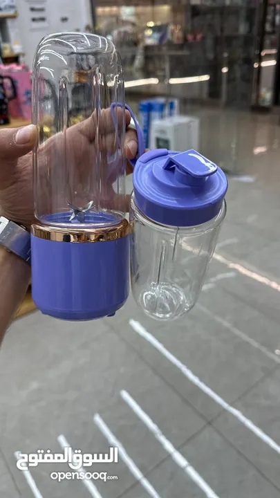 خلاط فواكه مرفق معه كأس اضافي للشرب
