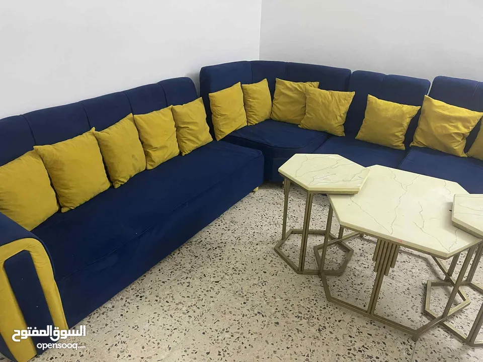 طقم كنب مع طاولات استخدام بسيط بحال لجديد
