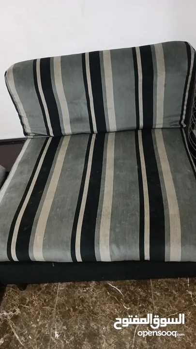 طقم كنب للبيع بسعر مغري محشي ريش واسفنج سهل الفك وسهل الغسيل لانه كل قطعة لحال