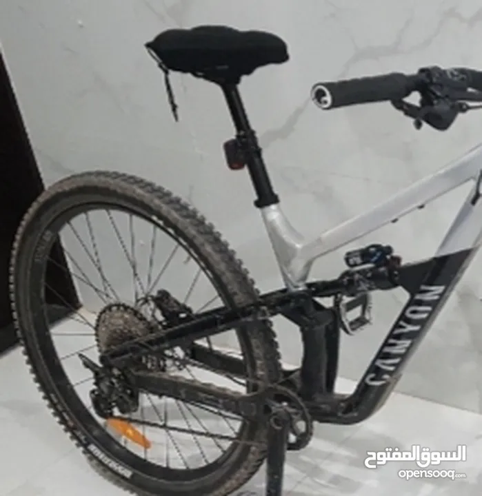 سيكل جبلي مع ملحقاته trail bike دراجة أصلية عملية مع اكسسوارات canyon mountain