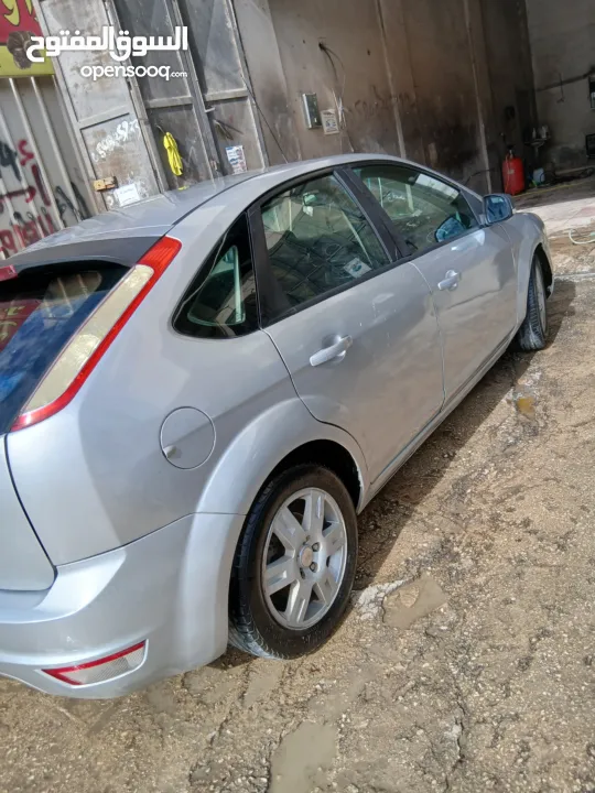 سيارة فورد فوكس صنع 2009 وستراد 2012 سيارة جيرعادي اصل اقتصادية بل بنزين فيها تامين وترخيص لشهر 9