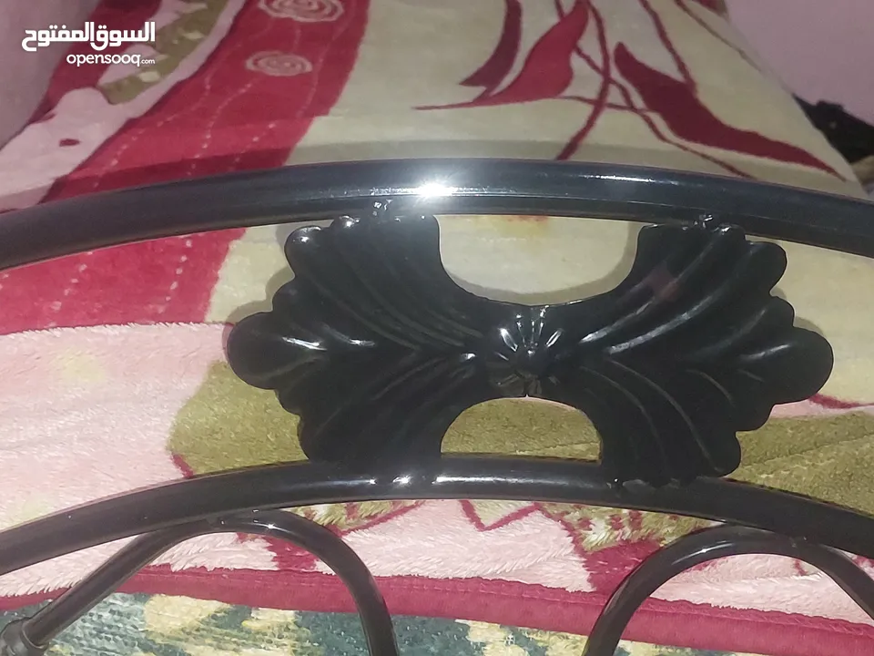 تخت مفرد عدد 3 بحاله الوكاله تم شرائهم خلال اسبوعين والبيع بداعي السفر