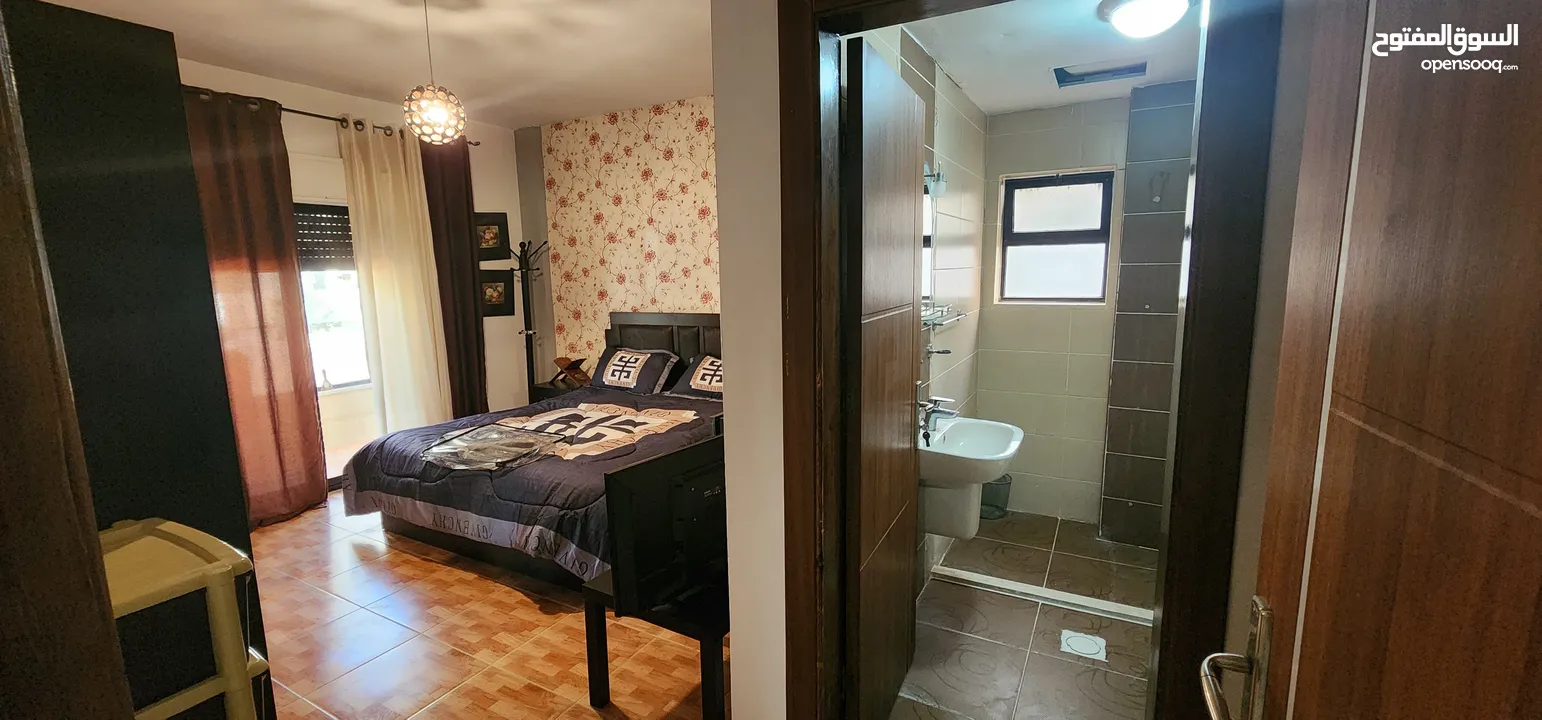 غرفتين مع حمامين واثاث نظيف وموقع رائع وبناية عائلات