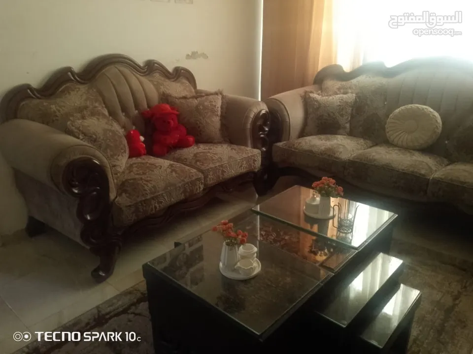 طقم كنب وتوابعه بحاله ممتازه