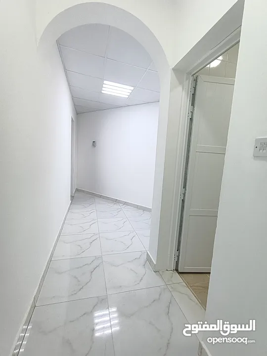 Alkhuwer 33 studios flat for rent included bill بالخوير33 بموقع متميز استوديوهات للايجار شامل الفوات