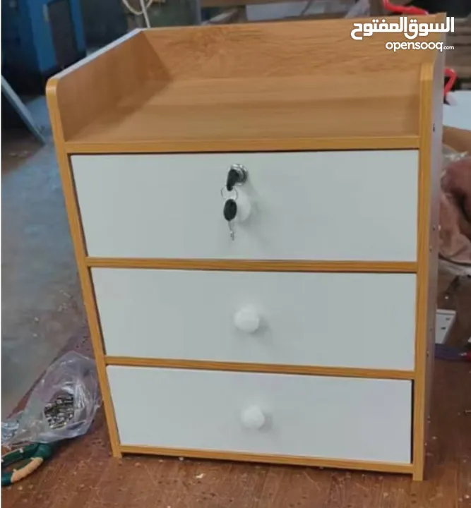 كامودينة خشبي مع قفل