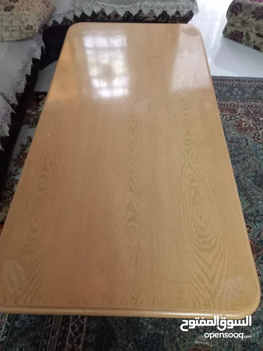 طاولات خشب نوعية نظيفه جدا