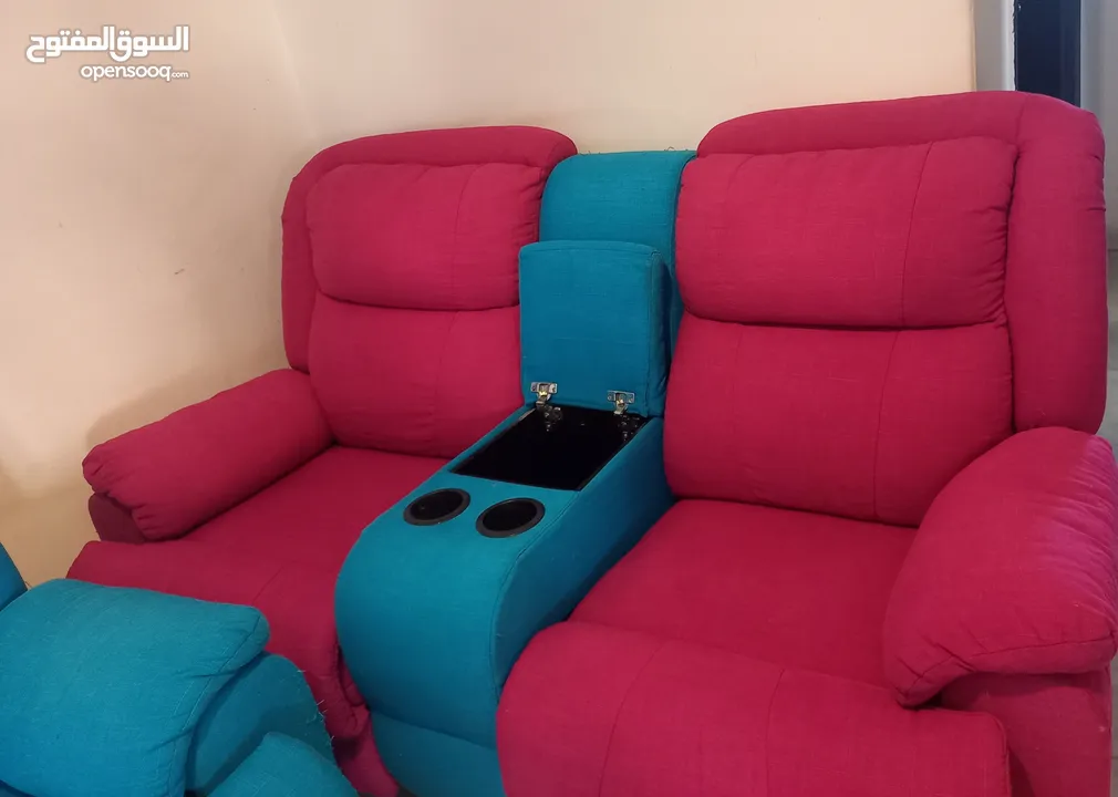 طقم ريكلاينر مودرن ثقيل بحاله جيده جدا شبه جديد غير مستخدم و يتم التحكم بجلسته