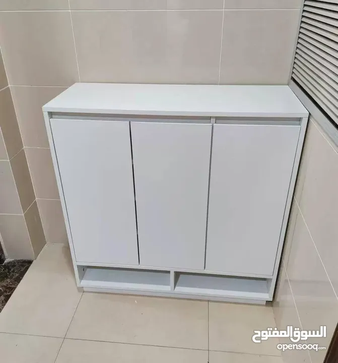 خزانة احذية خشبية ايطالية تصميم ذكي مع أجنحة فتح مريحة ولون أبيض أنيق تساعدك على انشاء مساحة معيشة