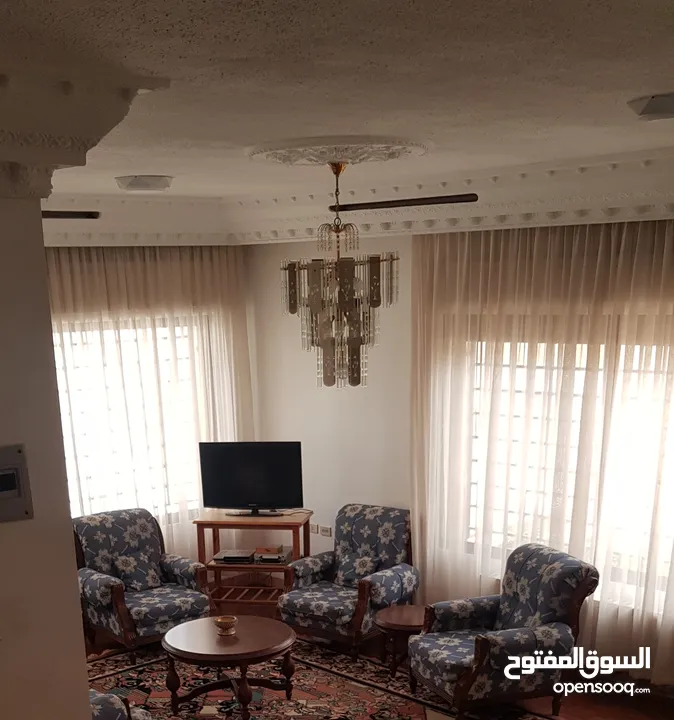 منزل (فيلا) مستقلة استثنائية بموقع مميز مكونة من ثلاث طوابق للبيع بسعر مغري