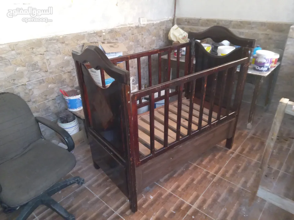 تخت بيبي خشب جودة ممتازة خشب طبيعي مفرش قابل للطي يصبح صندوق مفتوح من الجانب