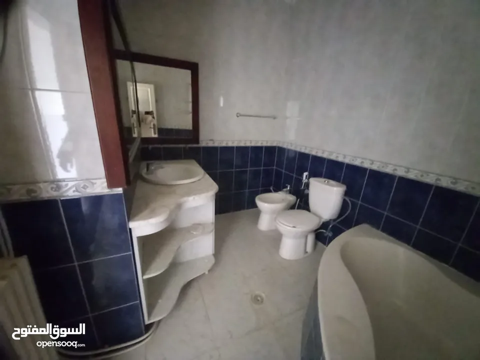 فيلا فارغة للإيجار اعلان رقم (V32)