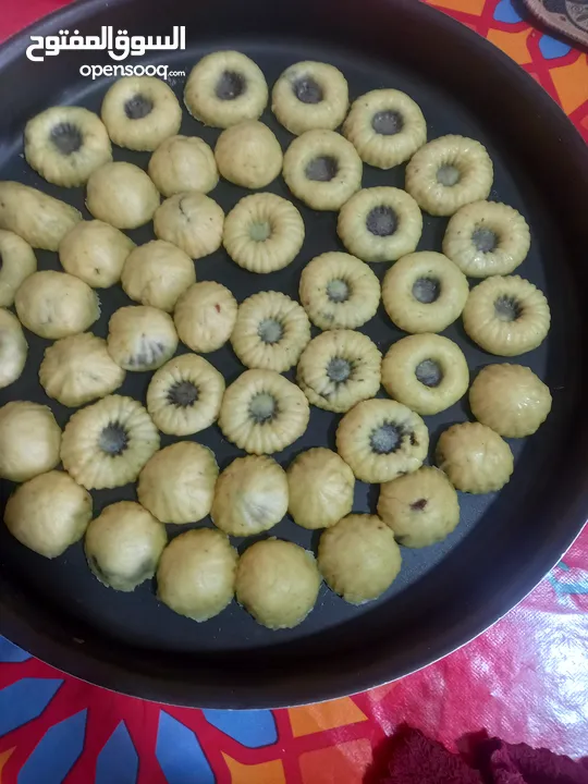 كعك ومعمول بأشكال وأنواع مختلفه اضافه إلى جميع انواع المعجنات وطبخ شعبي